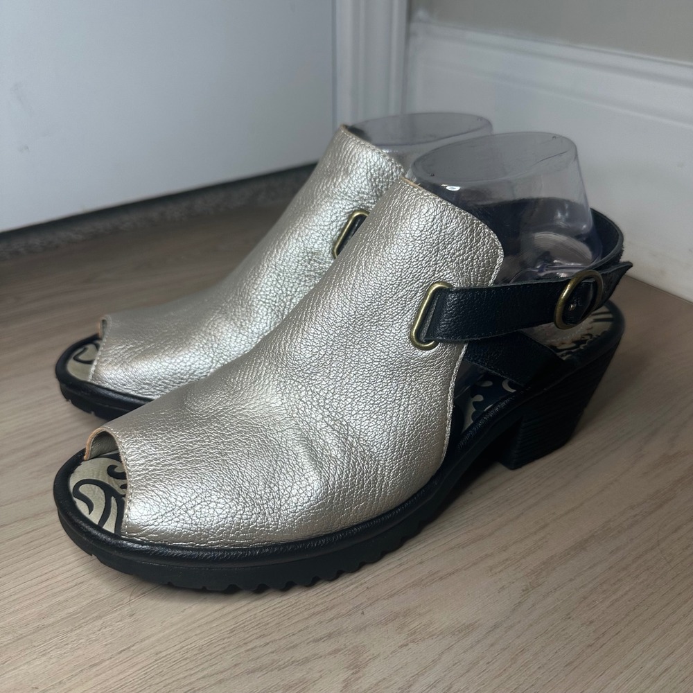 Fly London Women's Wena 137 Fly Sandal Silver/Black Lug Sole Size 9-9.5US /40 EU